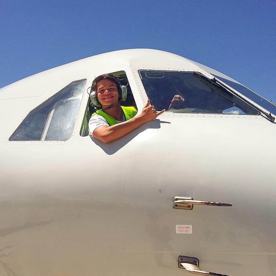Angel Ludeña en cabina de aeronave